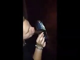 ყავისფერი თმიანი თინეიჯერი გოგონა ძუძუს წოვს და უკნიდან ურტყამს