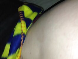 Ebony sexpot აერთიანებს მუსიკის მოსმენას და მამლის ტარებას